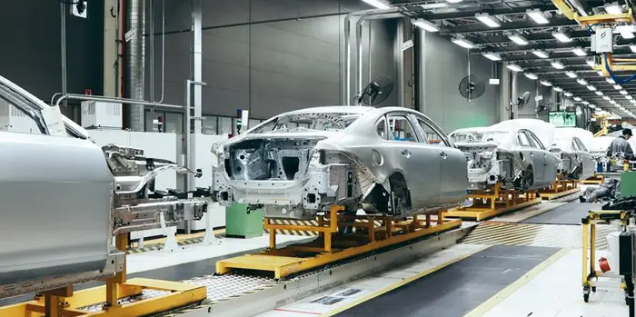 Pareti modulari per sale pulite per la produzione di vernici e batterie per automobili: controllo della contaminazione su scala